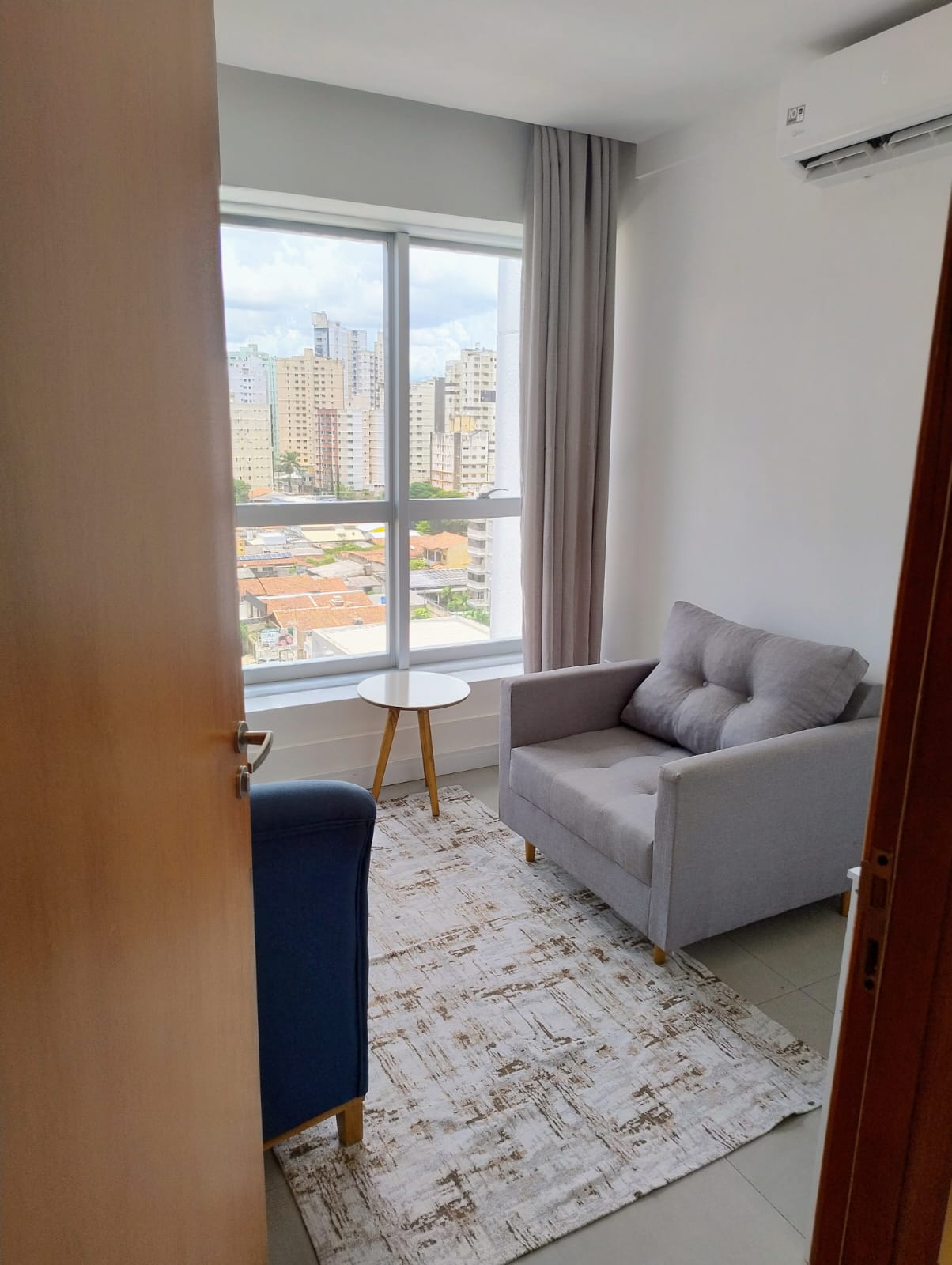 Sala de atendimento da Clínica Espaço Único, com vista da cidade