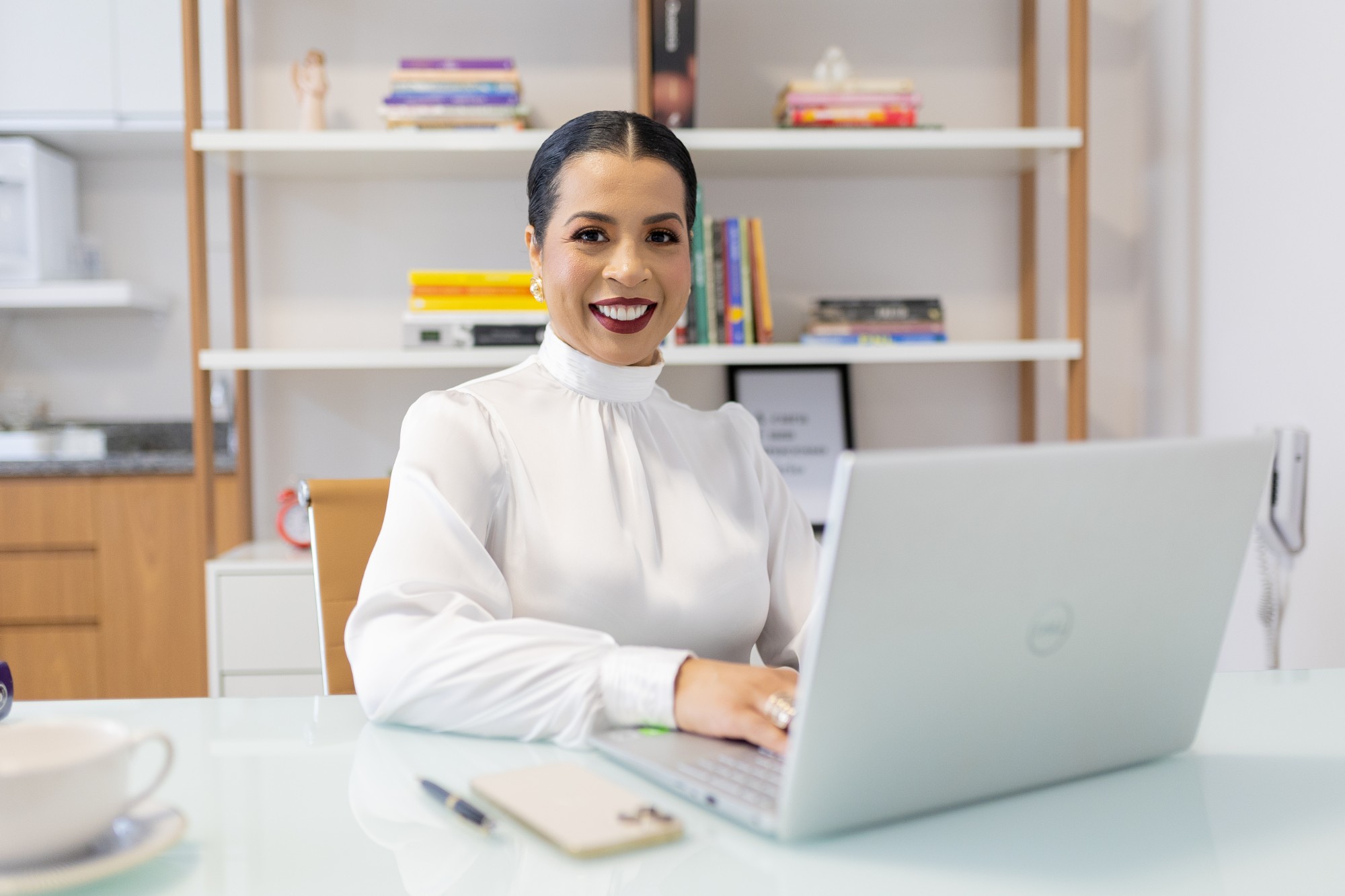 Daniele Barros, psicóloga TCC em Goiânia, trabalhando no notebook